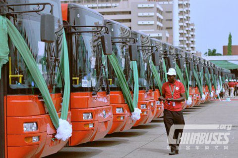 庆典仪式前,工作人员正在做最后的准备工作