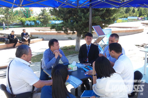 客户在金旅展区积极商谈合作