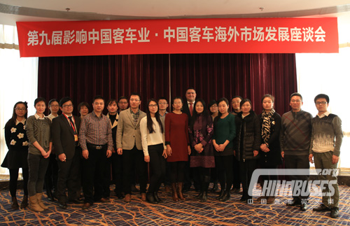 Abdel Karim Awwad和与会嘉宾合影留念