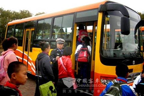 齐齐哈尔:政府"买单" 免费校车走进农村
