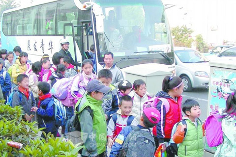 青岛:将先选一两条路线开通校车试点