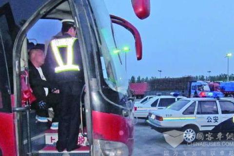 2011年5月3日傍晚6时30分,菏泽警方截住超载大客车。