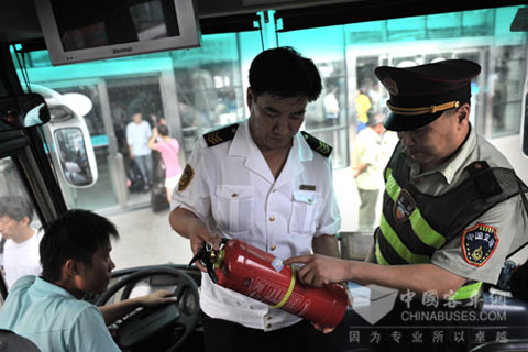 青岛交运工作人员对营运车辆上的灭火器进行检查
