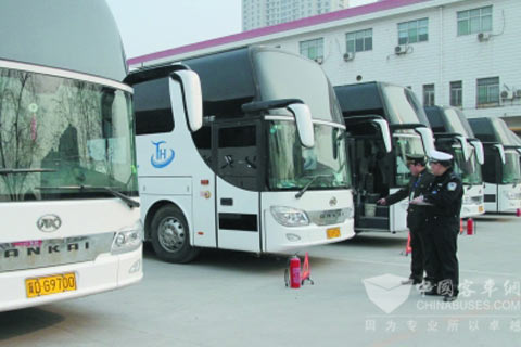 邯郸市公安交警支队东环机动车检测站内工作人员在对众多车辆进行检测