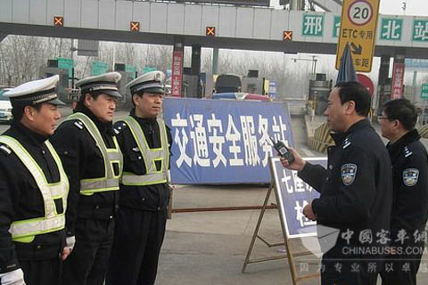 邢台高速交警加大对旅游客车管理力度