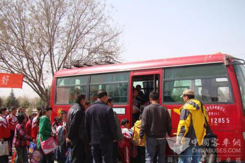 校车新模式:酒泉客车前窗挂起“校车”标识