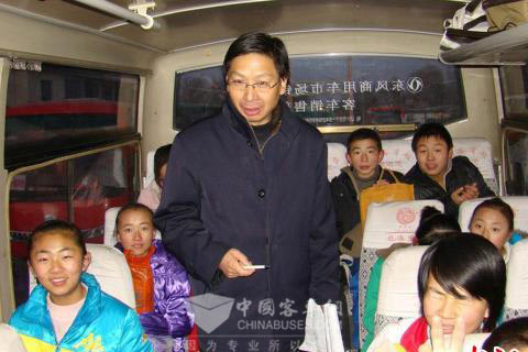 校车新模式:酒泉客车前窗挂起“校车”标识