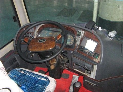 出售二手04年金龙客车6883