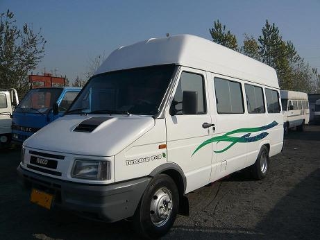 出售2003年17座新款依维柯2台