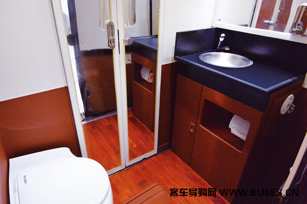 宇通ZK5049XLJ1房车(柴油国五2-6座)