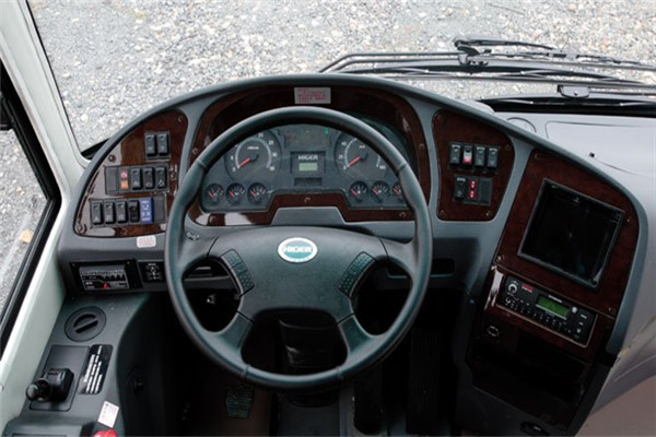 海格KLQ6882KAC51客车(天然气国五24-38座)