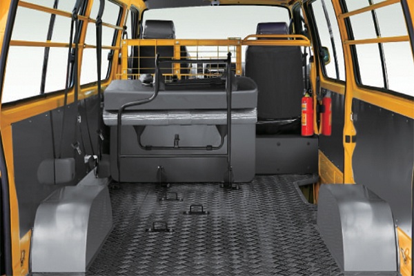 金旅XML5036XXYA8厢式运输车(柴油国四2-5座)