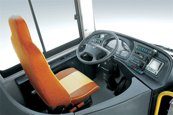 金旅XML6185J15CN公交车(天然气国五24-58座)