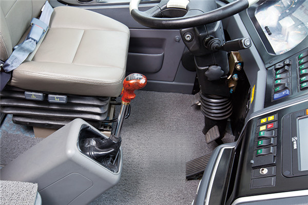 金龙XMQ6115AYD5D客车(柴油国五24-55座)