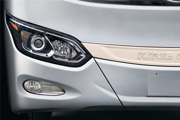 金龙XMQ6821CYD5D客车(柴油国五24-36座)