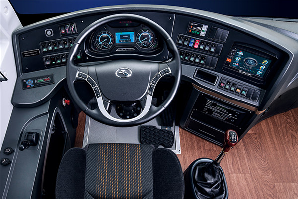 金龙XMQ6821CYD5D客车(柴油国五24-36座)