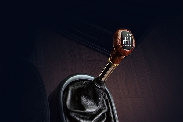 金龙XMQ6821CYD5D客车(柴油国五24-36座)