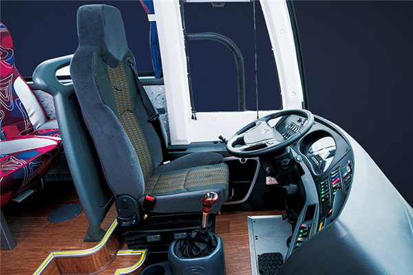 金龙XMQ6821CYD5D客车(柴油国五24-36座)