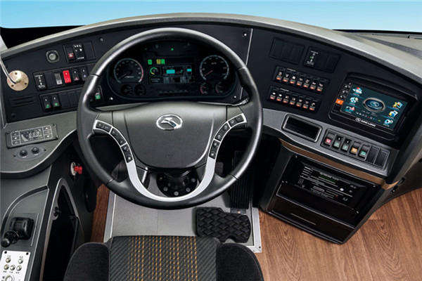 金龙XMQ6821CYBEVL2客车(纯电动24-35座)