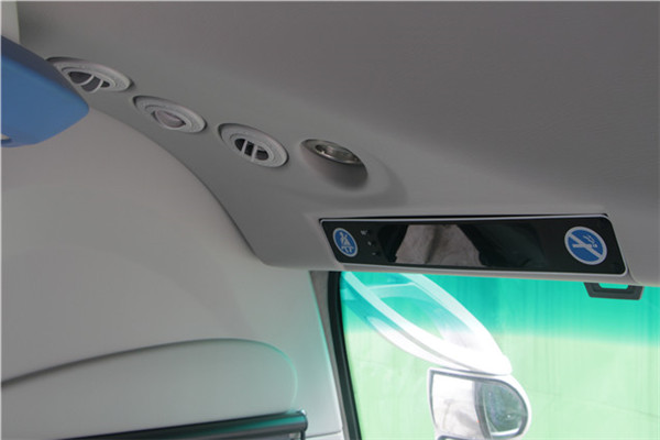 南京金龙NJL6820BEV2客车(纯电动24-35座)