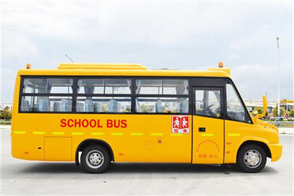 亚星JS6750XCP小学生专用校车(柴油国五24-36座)