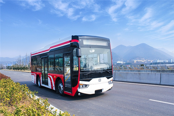 浙江中车CSR6850GNPHEV1公交车(天然气/电混动国五10-26座)