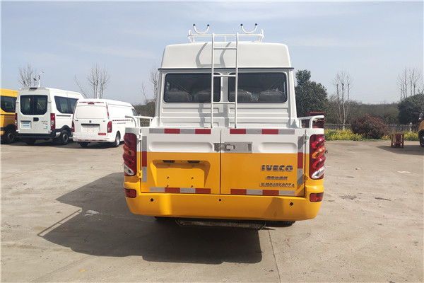 南京依维柯NJ5046XGCZA-1斗式工程车(柴油国六10-13座)