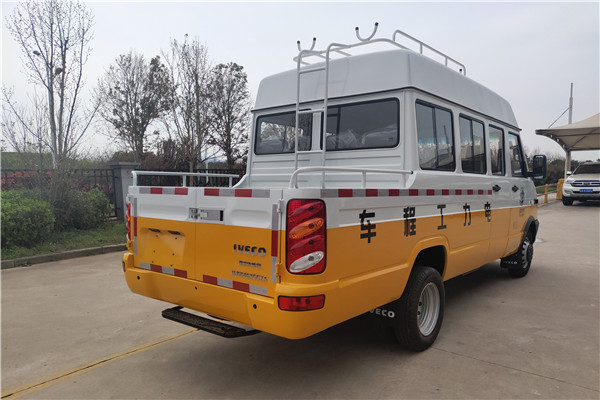 南京依维柯NJ5046XGCZA-1斗式工程车(柴油国六10-13座)