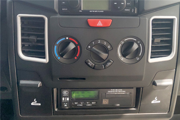 南京依维柯NJ5046XGCZA-1斗式工程车(柴油国六10-13座)