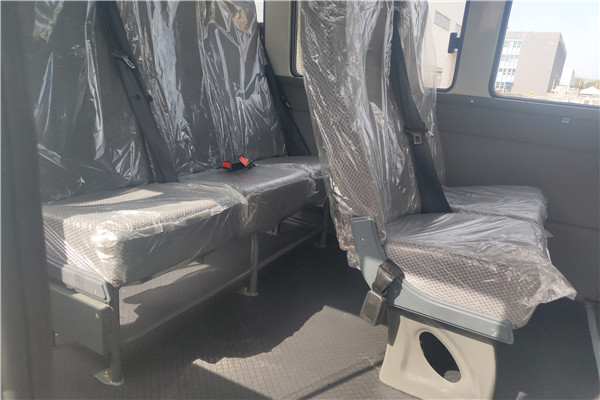 南京依维柯NJ5046XGCZA-1斗式工程车(柴油国六10-13座)