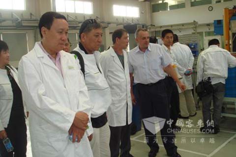 浙江省公交协会秘书长听取法国专家的介绍