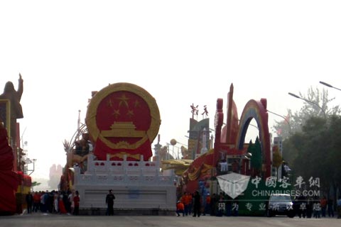 配装东风康明斯发动机的国徽彩车