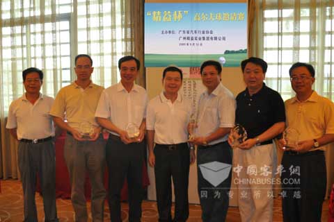 “精益杯”高尔夫球邀请赛参赛者合影