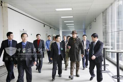 李天生（左一）陪同拿督斯里纳兹里（左二）参观玉柴生产线