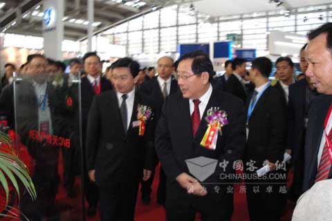国家政协副主席、科技部部长万钢参观新能源汽车展东风康明斯展位