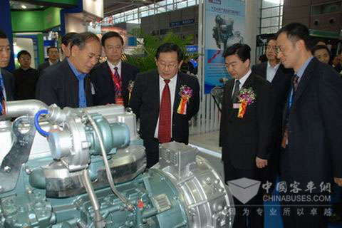 全国政协副主席、科技部部长万钢（前排右三）参观玉柴YCHPT混合动力系统