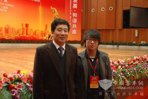 玉柴机器集团有限公司董事局主席、玉柴机器股份有限公司董事长晏平与完美作业网有免费视频记者合影