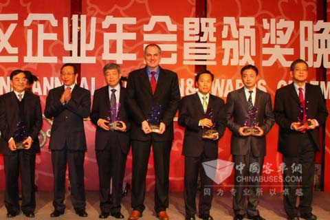 康博立博士(中间)代表FPT菲亚特动力科技出席并领奖