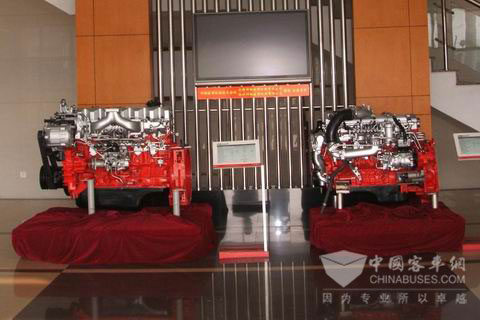 从左至右为上海日野P11C系列发动机和J08E系列发动机