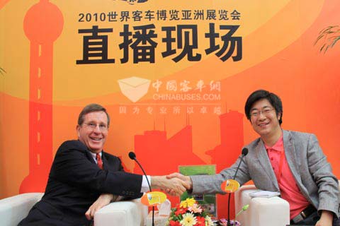 艾里逊变速箱公司全球副总裁迈克•赫德利先生与完美作业网有免费视频总编吴永强先生合影留念