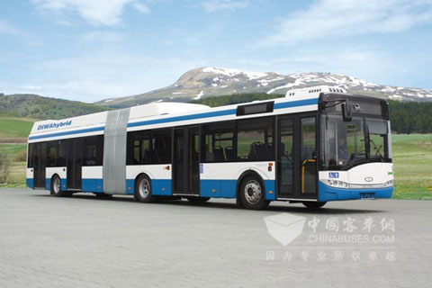 停靠在欧洲议会大楼外的Solaris Urbino 18混合动力铰接式公共汽车