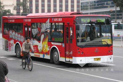 行驶在路上的广州公交车