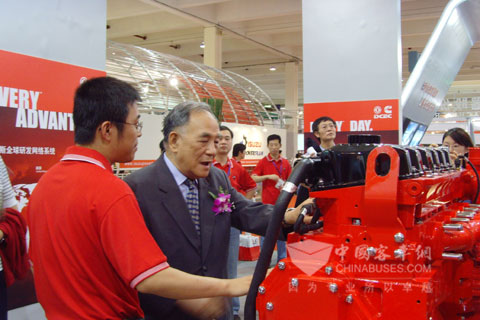 内燃机展上行业专家向工作人员询问Z系列发动机的情况