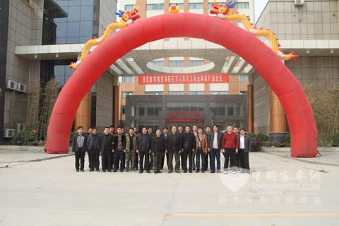 东风康明斯发动机百万公里无大修金牌用户座谈会合影