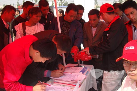 活动现场吸引了很多用户