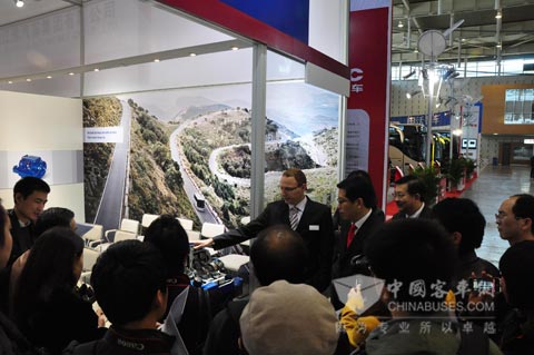 福伊特驱动公路产品亮相南京客车展与媒体进行交流