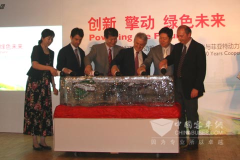 出席活动的领导共庆 首都绿色交通