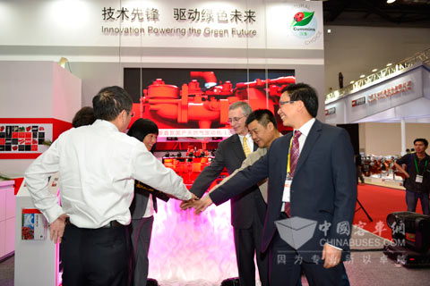 公交用户代表和康明斯相关领导共同发布L8.9G天然气发动机