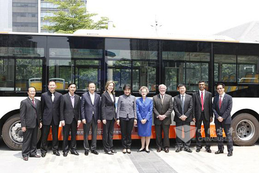 美国领事馆、广州一汽巴士、康明斯公司等代表见证最环保天然气客车投用