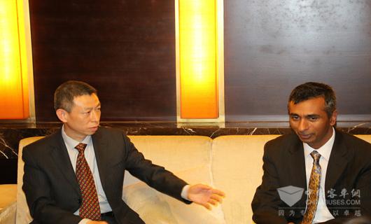 康明斯公司副总裁王宁(左)及康明斯全球客车市场总经理Kartik Ramanan
